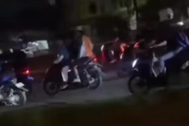 TANGKAPAN LAYAR : Video yang memperlihatkan segorombolan remaja membawa senjata tajam yang hendak tawuran, di Jalan Tegar Beriman, Kecamatan Bojonggede, Kabupaten Bogor. (ISTIMEWA)