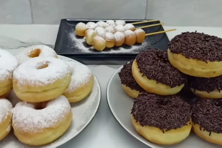 Donat tanpa kentang yang tetap lembut dan empuk (Tangkapan layar Youtube CR COOK)