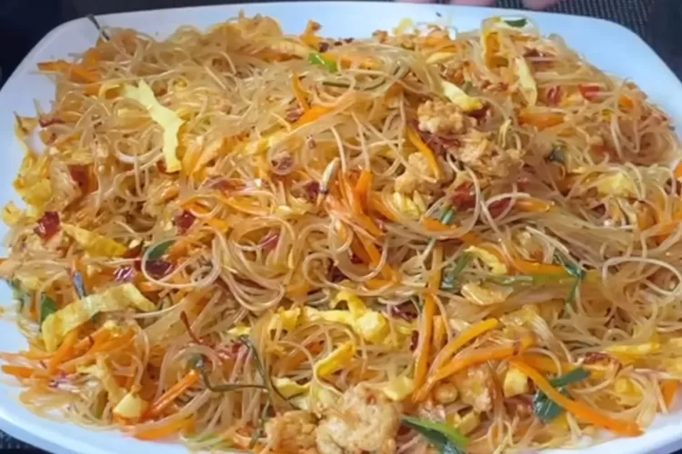 Resep bihun goreng rasa spesial yang mudah dibuat di rumah (Tangkapan layar Youtube CHECHE KITCHEN)