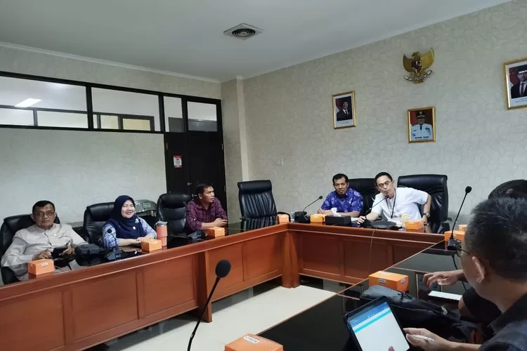 Rapat koordinasi Komisi C DPRD, Pemkot Kota Depok bersama DLH Kabupaten Bogor dalam penanganan limbah dan sampah, Jumat (10/1/2025) (ANDIKA EKA/RADAR DEPOK)