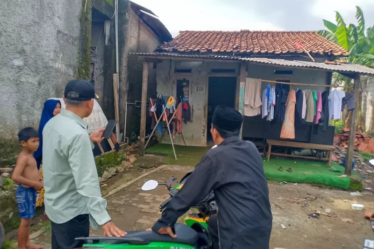 LPM Kelurahan Curug, Herman Karno (kiri) bersama warga dan pihak Baznaz (kanan) melakukan Survey ruma warga di Kelurahan Curug, Kecamatan Bojongsari. Jum&rsquo;at (10/1).  (RISKY DWI LESTARI/RADAR DEPOK)