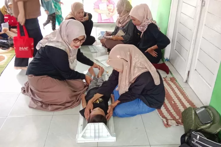 Salah satu balita saat menerima layanan Posyandu di Nusa Indah RW5 Kelurahan/Kecamatan Sawangan, Jumat (10/1/2025) (RISKY DWI LESTARI/RADAR DEPOK)