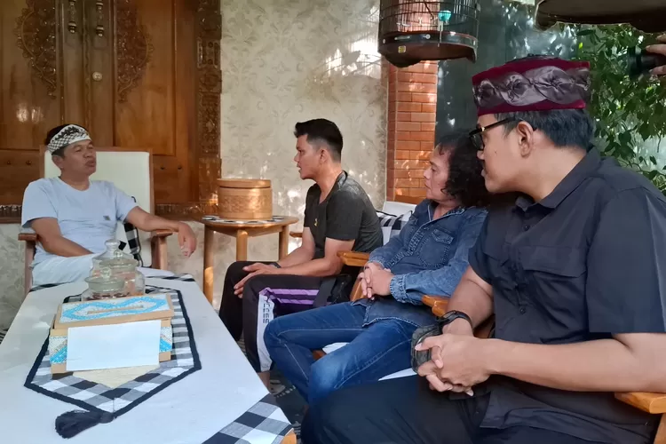 Gubernur Jawa Barat terpilih, Dedi Mulyadi saat memberikan wejangan pada petugas Damkar Kota Depok, Sandi Butar Butar, didampingi Kuasa Hukum petugas Damkar, Deolipa Yumara dan Anggota DPRD Kota Depok Fraksi Partai Gerindra, Gerry Wahyu Riyanto. (DOKUMEN NARASUMBER)