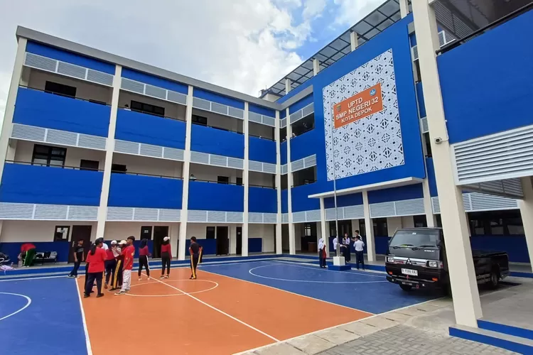 Suasana lingkungan SMP Negeri 32 Kota Depok yang tidak ada tempat sampah. (ANDIKA EKA/RADAR DEPOK)