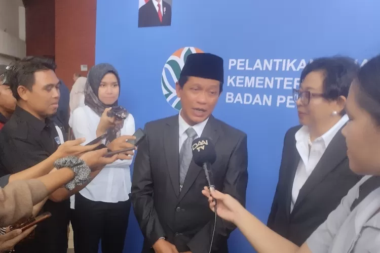Menteri Lingkungan Hidup Hanif Faisol Nurofiq, usai melantik 43 pejabat eselon II di kementeriannya pada Senin, 13 Januari 2024.
