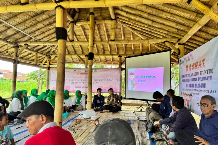 Suasana saat mahasiswa KKN-T IPB saat meluncurkan program DASHAT yang mengedukasi gizi dan pemberdayaan masyarakat Kelurahan Bubulak, Kota Bogor.  (DOKUMEN NARASUMBER)