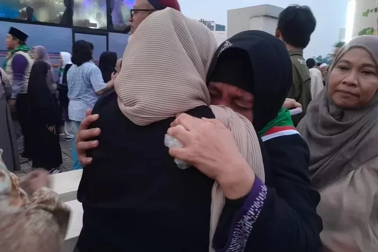IBADAH : Calon jemaah Haji asal Kota Depok, diberangkatkan menuju Embarkasi Bekasi dari UIII pada 17 Mei 2024. Seremonial pelepasan dilakukan oleh Wakil Walikota Depok, Imam Budi Hartono dan Kepala Kemenag Kota Depok, Enjat Mujiat. (ALDY RAMA/RADAR DEPOK)