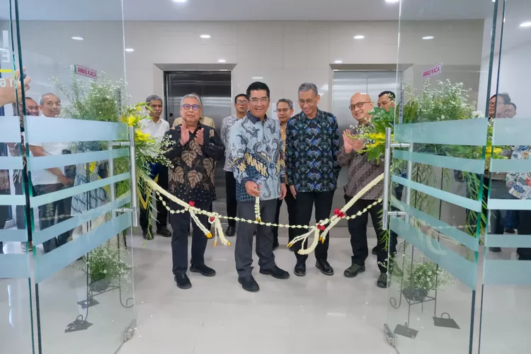 Peresmian laboratorium canggih di bawah program UI-Net Zero Initiative (NZI) di Gedung Interdisciplinary Engineering (IDE) Fakultas Teknik UI, beberapa waktu lalu. (DOKUMENTASI UI)