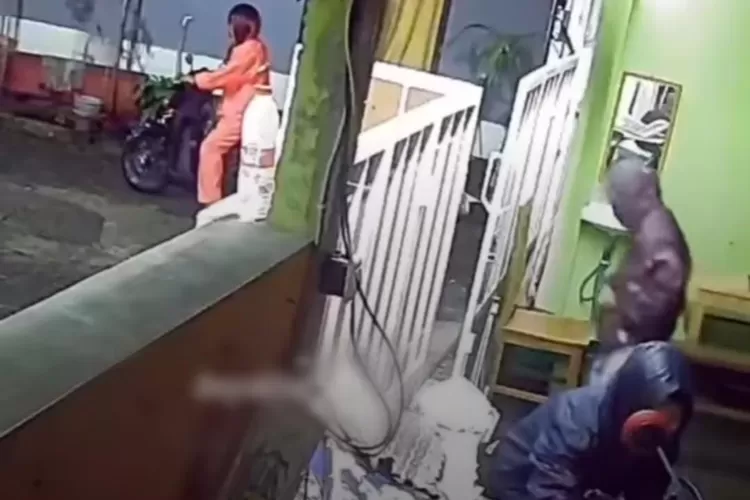 Tiga rumah di Komplek Toa, Kelurahan Sukamaju Baru, Kecamatan Tapos, Kota Depok, disatroni komplotan pelaku pencurian sepeda motor