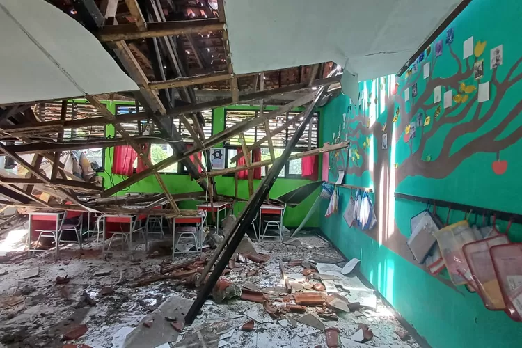 Kondisi beberapa kelas SDN Mekarjaya 29 yang beberapa waktu lalu mengalami atap roboh akibat material lapuk. (ANDIKA EKA/RADAR DEPOK)