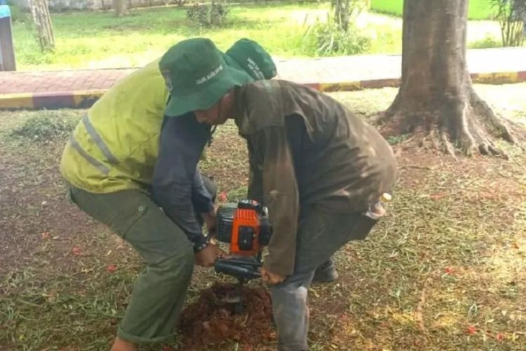 MEMASANG : Petugas Dinas Lingkungan Hidup dan Kebersihan (DLHK) Kota Depok saat memasang Bio Kompos di Taman Kelurahan Mampang, Kecamatan Pancoranmas. Selasa (14/1/2025). (RISKY DWI LESTARI/RADAR DEPOK)