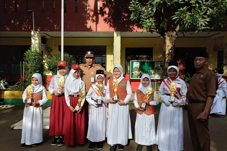 Foto bersama kepala sekolah bersama para siswa berprestasi bahasa inggris di halaman SDN  Kalimulya 1. (ISTIMEWA)