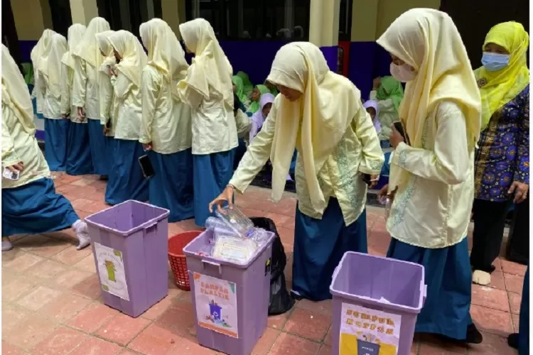 Salah satu siswa saat membuang sampah di tempat yang disediakan, upaya ini dalam menerapkan Program Zero Waste di SMPN 29 Depok (ANDIKA EKA/RADAR DEPOK)