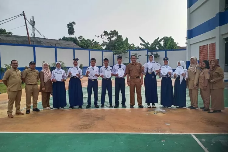 Foto Guru bersama siswa berprestasi SMP Negeri 30 Depok (DOKUMENTASI SEKOLAH)