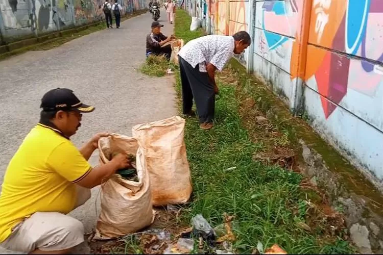 Ketua RW8 dibersamai oleh warga setempat serta Tokoh Lingkungan Bojongsari Baru membersihkan sampah di lingkungan sekitar Jalan H. Kenan Kelurahan Bojongsari Baru, Kecamatan Bojongsari. Rabu (16/1/2025).  (DOKUMEN NARASUMBER )
