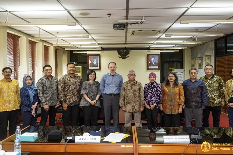 Rektor UI, Prof Heri Hermansyah dalam pertemuan dengan delegasi dengan Abdul Latif, J-PAL SEA, yang dilaksanakan, di Ruang Rapat A, Gedung Pusat Administrasi UI, beberapa waktu lalu. (DOKUMEN UI)
