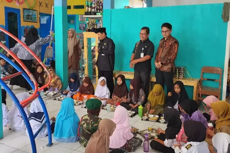 Suasana pelaksanaan program MBG di PAUD Hayatul Ilmi, Kelurahan Bedahan, Kecamatan Sawangan (DOKUMEN PAUD Hayatul Ilmi)