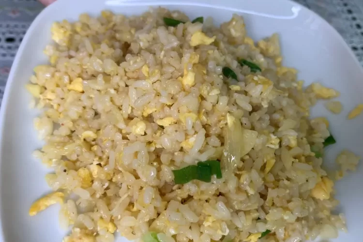 Nasi goreng bwanag putih simple ala Jepan yang enak (Tangkapan layar Youtube Pawon Alit)