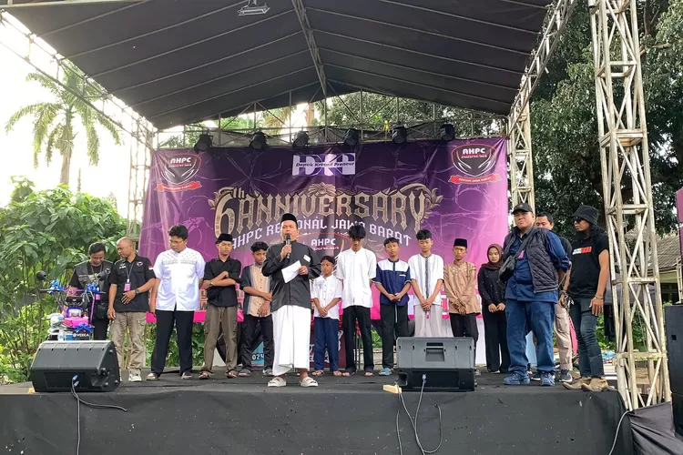 ACARA : All New Honda PCX Community (AHPC) Indonesia, Regional Jawa Barat, saat menyantuni anak yatim pada acara anniversary keenam AHPC Regional Jawa Barat, berlangsung di Pasar Rakyat Jabar Juara Sawangan, Kota Depok, Sabtu (18/1). (ALDY RAMA/RADAR DEPOK)