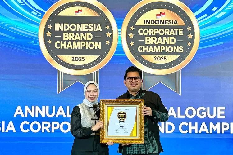 Kurnia Nugraha selaku Media Communication Head Dept JNE mewakili penerimaan penghargaan Indonesia Brand Champion 2025 yang diserahkan langsung oleh Susi Raharjo selaku CEO Media Infobrand Group. (JNE)