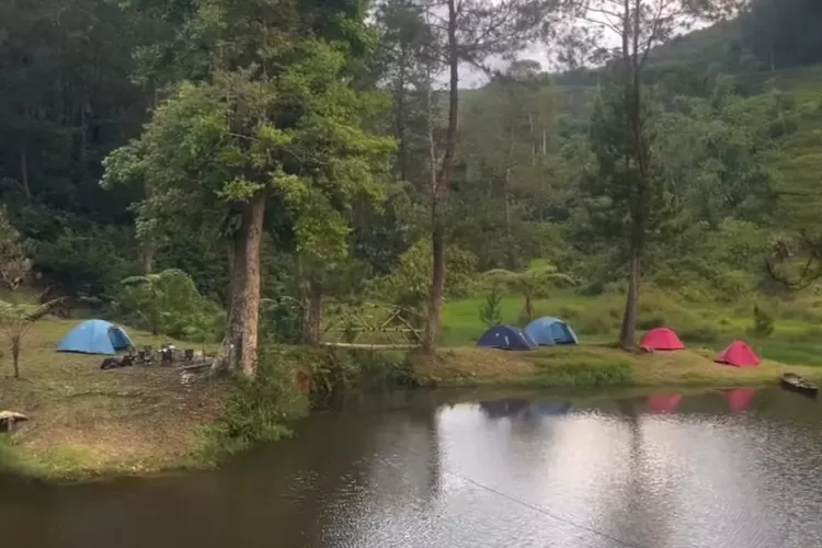 Suasana tempat camping tepi danau di Kitako Campsite (Instagram/@kitako_campsite.id)