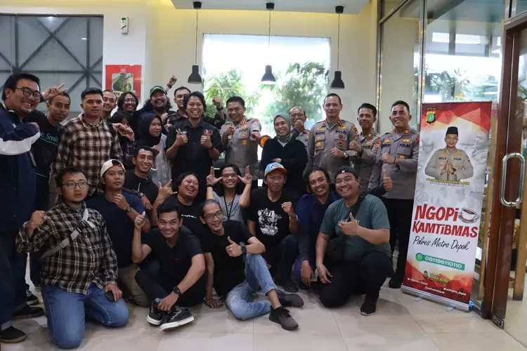 Kapolres Metro Depok, Kombes Abdul Waras, saat menghelat Ngopi Kamtibmas bersama IJTI Pokja Wartawan Depok, di Jalan Margonda, Depok, Selasa (21/1). (JUNIOR/RADAR DEPOK)