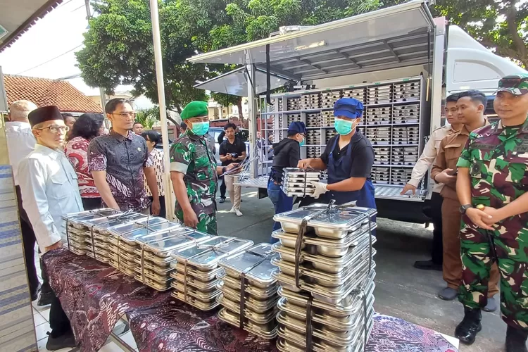 PROGRAMUNGGULAN : Dandim 0508 Depok, Kolonel Inf. Iman Widhiarto saatmemantau program Makan Bergizi Gratis (MBG) berjalan di Kecamatan Pancoranmas, Kota Depok. (ALDY RAMA/RADAR DEPOK)