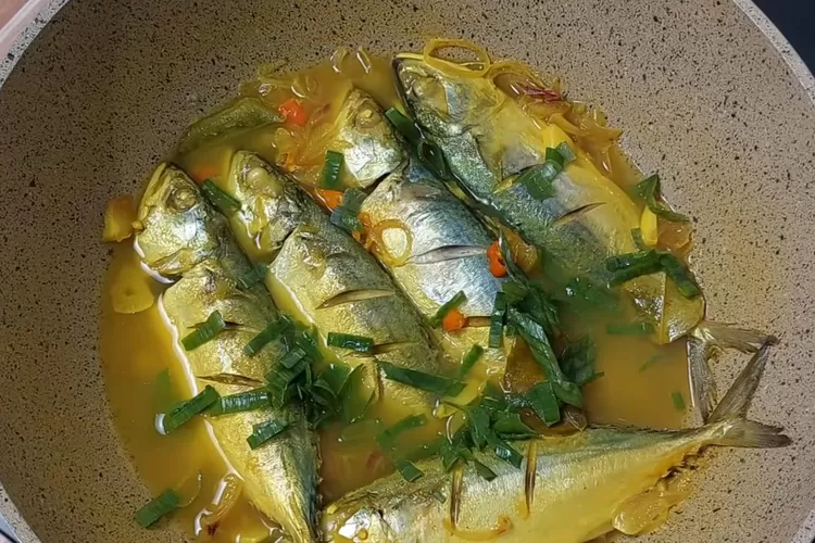 Resep menu masakan harian ikan kembung rebus (Tangkapan layar Youtube Dapur Adis )