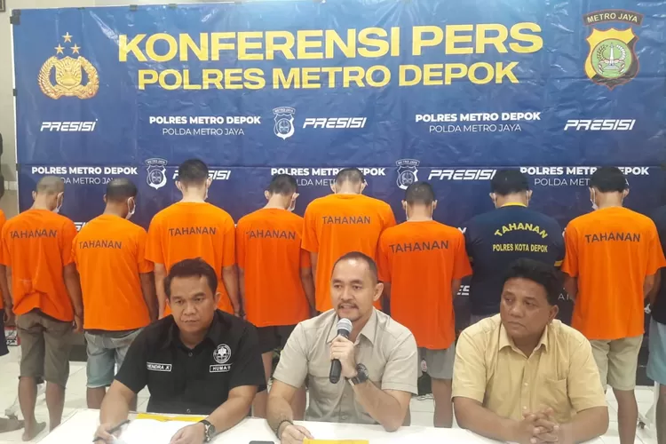 Kasat Reskrim Polres Metro Depok, AKBP DK Zendrato, merilis kasus pengungkapan curanmor, di Polres Metro Depok, Rabu (22/1). 10 tersangka berhasil diamankan. (JUNIOR/RADAR DEPOK)