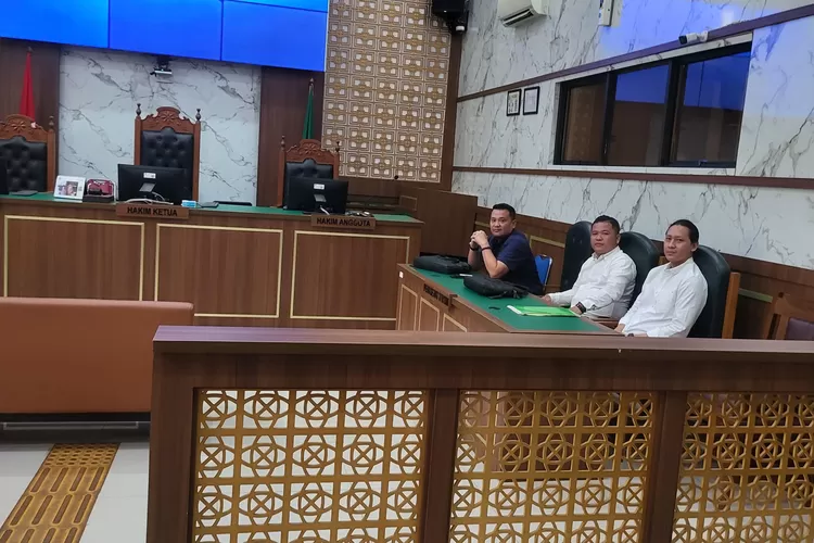 Para Kuasa Hukum tergugat Yohanes Wijaya Direktur Utama PT. Harapan Motor Sejahtera dari Nusa Ina Law Office saat berada di ruang sidang PN Depok.  (DOKUMEN NARASUMBER)