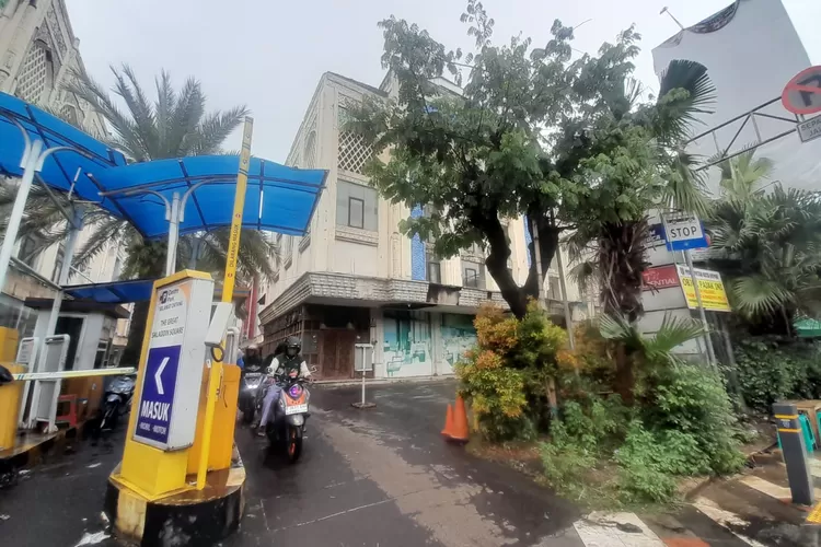 TUNGGAKPBB : Salah satu pelaku wajib pajak yang masih menunggak PBB dalam kurun waktu dua tahun terakhir. (ALDY RAMA/RADAR DEPOK)