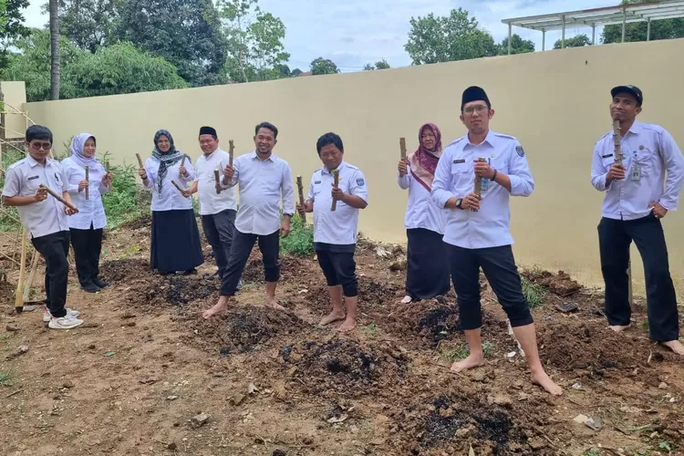 BERCOCOK TANAM : Lurah Duren Mekar Ari Andriana (kanan) dan Aparatur Sipil Negara bersama Dinas Ketahanan Pangan (DPK) menanam singkong, di area Kelurahan Duren Mekar, Kecamatan Bojongsari, Depok, Rabu (22/1). (RISKY DWI LESTARI/RADAR DEPOK)