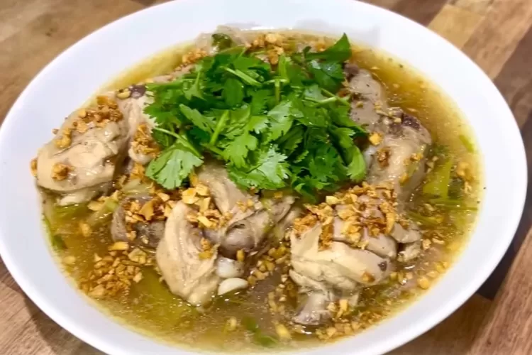 Resep ayam kukus bawang putih untuk masakan simple (Tangkapan layar Youtube Ceceromed Kitchen)