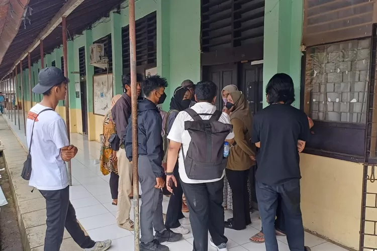 Sejumlah orang tua sedang menunggu giliran untuk mengambil Ijazah anaknya yang tertahan di SMK Negeri 3 Depok, Kamis (23/1) siang. (ANDIKA EKA/RADAR DEPOK)