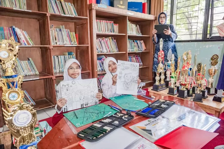 Dua pelajar SDN Sukatani 4 Depok dapat beasiswa hingga perguruan tinggi dari Presiden Prabowo Subianto.  (JUNIOR/RADAR DEPOK)