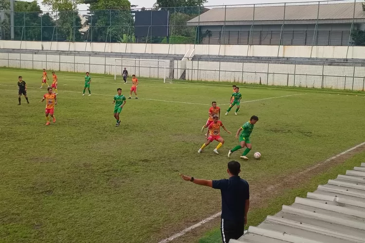 SERU : Saat pertandingan antara Persipu Vs Cimahi Putra FC berlangsung di Stadion Merpati, Pancoranmas, Kota Depok, Kamis (24/1). (ALDY RAMA/RADAR DEPOK)