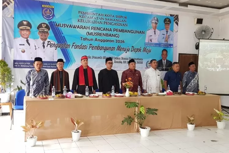 MUSYAWARAH : Camat Sawangan, Anwar Nasihin (tengah) dan Lurah Pengasinan Asep Wisnu (kanan) menghadiri Musrenbang Kelurahan Pengasinan, Sawangan tahun anggaran 2026 yang bertema Penguatan Pondasi Pembangungan Menuju Depok Maju, Kamis (23/1) (.RISKY DWI LESTARI/RADAR DEPOK)