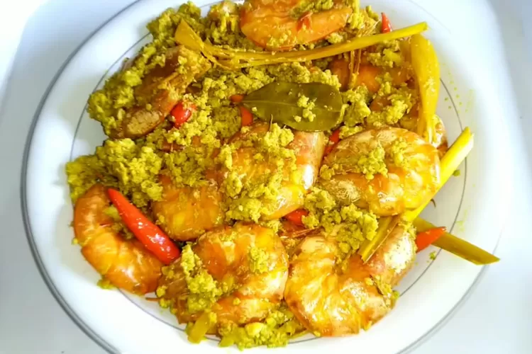 Resep udang oseng mentega bumbu kuning, masakan harian dari olahan udang dan telur (Youtube BISNIS IBU RUMAH TANGGA)