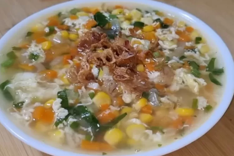 Resep menu masakan harian di kala hujan, sup jagung manis (Tangkapan layar Youtube Ceceromed Kitchen)