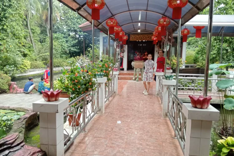 Suasana perayaan Tahun Baru Imlek di di Vihara Gayatri, Kelurahan Cilangkap, Kecamatan Tapos, Kota Depok, Rabu (29/1). (AGNESYA WIANDA/RADAR DEPOK)