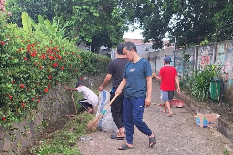 BERSANDING BAHU : Suasana gotong royong kerja bakti setempat bersama warga RT1/14 Kelurahan Bojongsari, Kecamatan Bojongsari, Rabu (29/1) (RISKY DWI LESTARI/RADAR DEPOK)