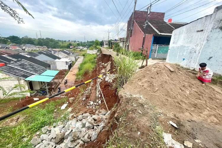 BANGUNAN : Tepi longsor di Jalan Masjid Al Mukhlisin, RT5/6, Kelurahan Bedahan, Kecamatan Sawangan, Kota Depok, Rabu (29/1). (RISKY DWI LESTARI/RADAR DEPOK)