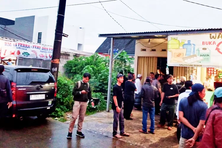 Warga menggerebek warung kelontong yang disinyalir menjual obat keras, di RT1/4, Kelurahan Duren Seribu, Kecamatan Bojongsari, Kota Depok, Rabu (29/1).