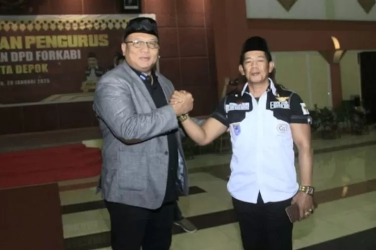 Anggota DPRD Provinsi Jawa Barat, Pradi Supriatna (Kiri) foto bersama dengan Ketua DPD Forkabi Kota Depok, Edi Dadang Chandra (Kanan) usai kegiatan pelantikan di Hotel Bumi Wiyata Margonda, Kelurahan Kemiri Muka, Kecamatan Beji, pada Rabu (29/1).