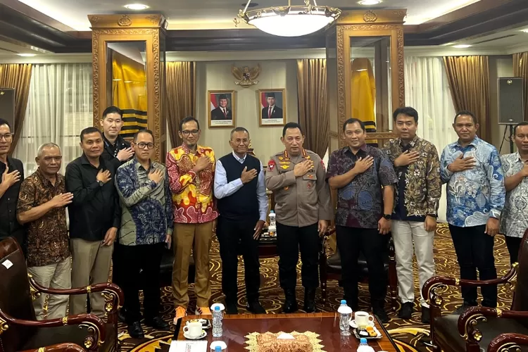 Kapolri Jenderal Pol Listyo Sigit Prabowo bersama Dahlan Iskan dan rombongan.