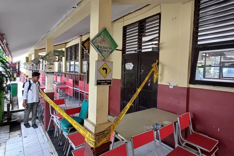 Tampak beberapa kelas yang mengalami atap ambruk di SD Negeri Mekarjaya 29. (ANDIKA EKA/RADAR DEPOK)