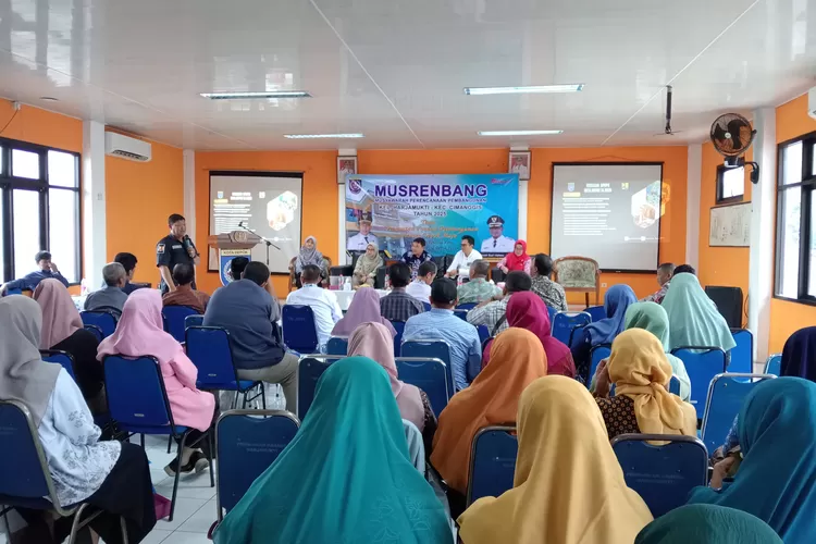 Suasana Musrenbang Kelurahan Harjamukti, Kecamatan Tapos, Kota Depok, di Aula Kelurahan Harjamukti, Jumat (31/1). (AGNESYA WIANDA/RADAR DEPOK)