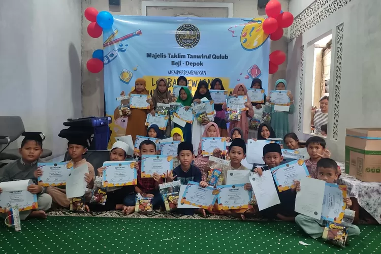 Majelis Zikir dan Taklim Tanwirul Qulub Beji, yang terletak di Gang Kober, Jalan Beringin Raya, RT3/12, Beji, Depok, menggelar lomba mewarnai untuk 60 anak-anak, Jumat (31/1). Kegiatan ini sebagai bentuk memperingati Isra Miraj