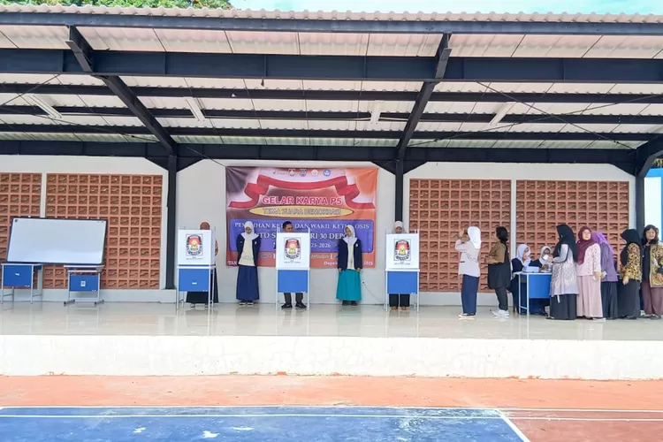 Proses pemilihan ketua dan wakil ketua Osis SMP Negeri 30 Depok periode 2025-2026, di halaman sekolah (ANDIKA EKA/RADAR DEPOK)