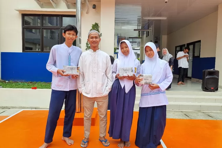 Para juara dari kegiatan Isra Miraj Competition, yang dilaksanakan SMP Negeri 34 Depok, dalam memperingati Isra Miraj 2025, Jumat (31/1). (ANDIKA EKA/RADAR DEPOK)